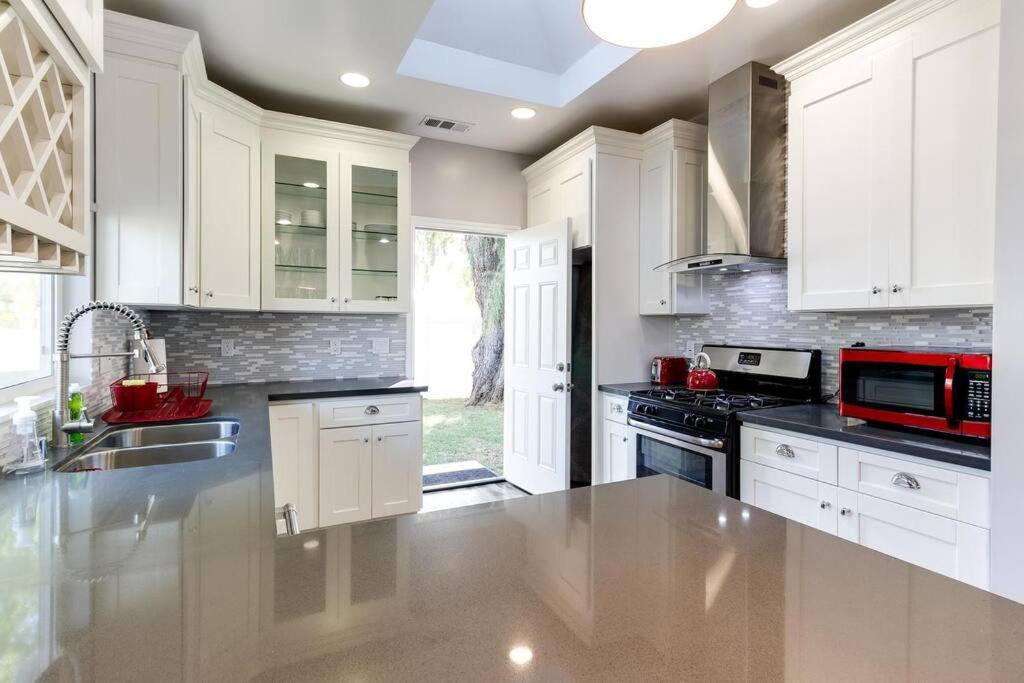Holiday home Charmer Near La Attractions